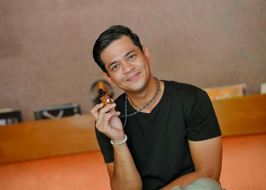 Tindakan Surya Insomnia menambal jalan viral dan memicu kritik warganet ke Pemda.