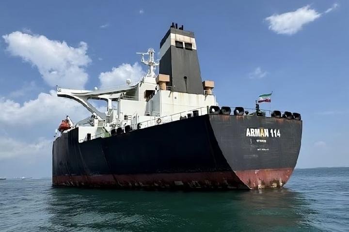 KapKapal tanker MT Arman 114.