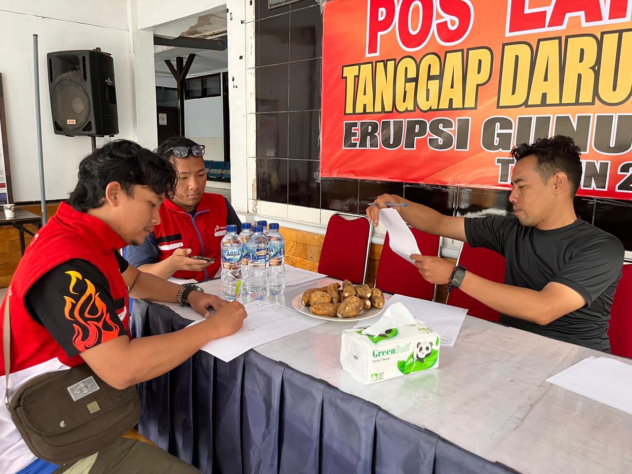 Bantuan logistik dan kebutuhan dasar dibagikan Pertamina Patra Niaga untuk korban erupsi Semeru di Lumajang.