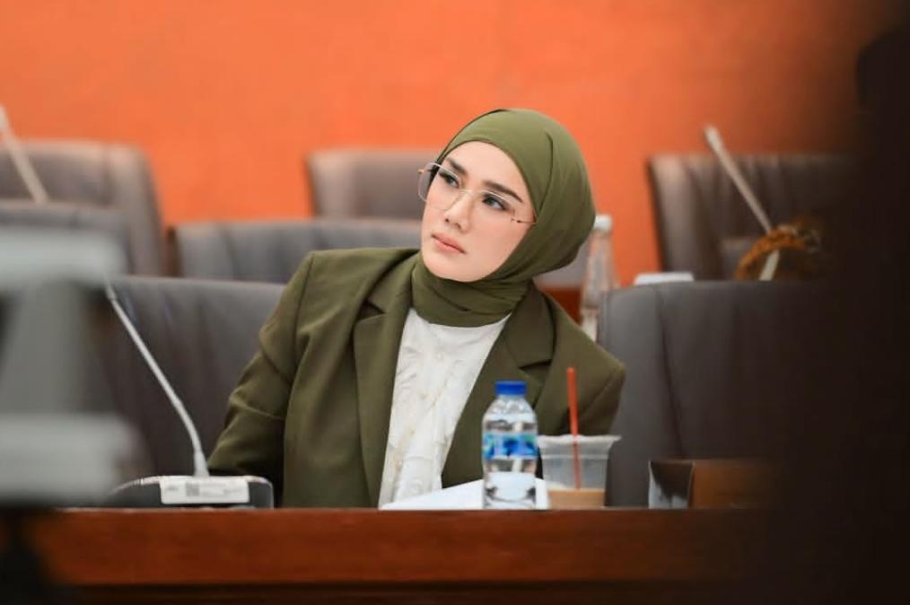 Mulan Jameela tuai pujian atas responsnya mendengar kabar kehamilan Alyssa Daguise.