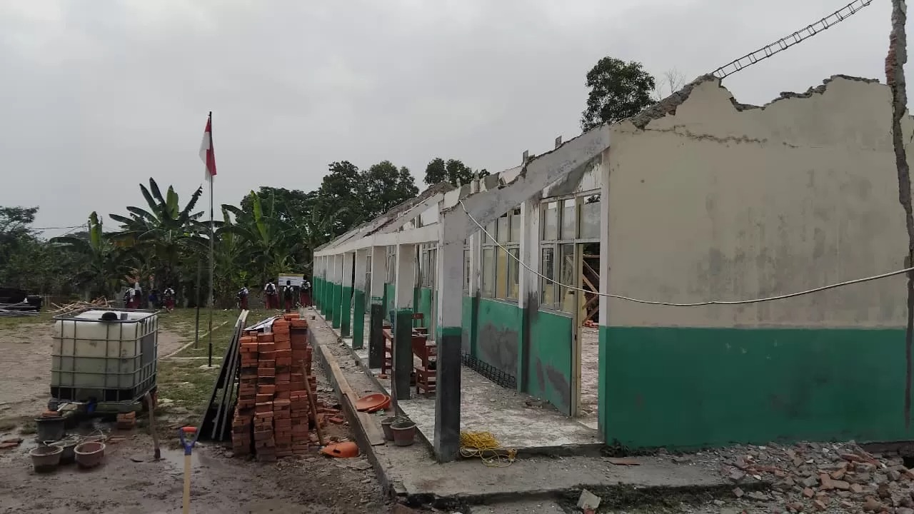 Perbaikan tiga ruang kelas SDN di Cariu, Kabupaten Bogor. Sekolah yang mengajukan revitalisasi mulai 2026 bisa lewat aplikasi.