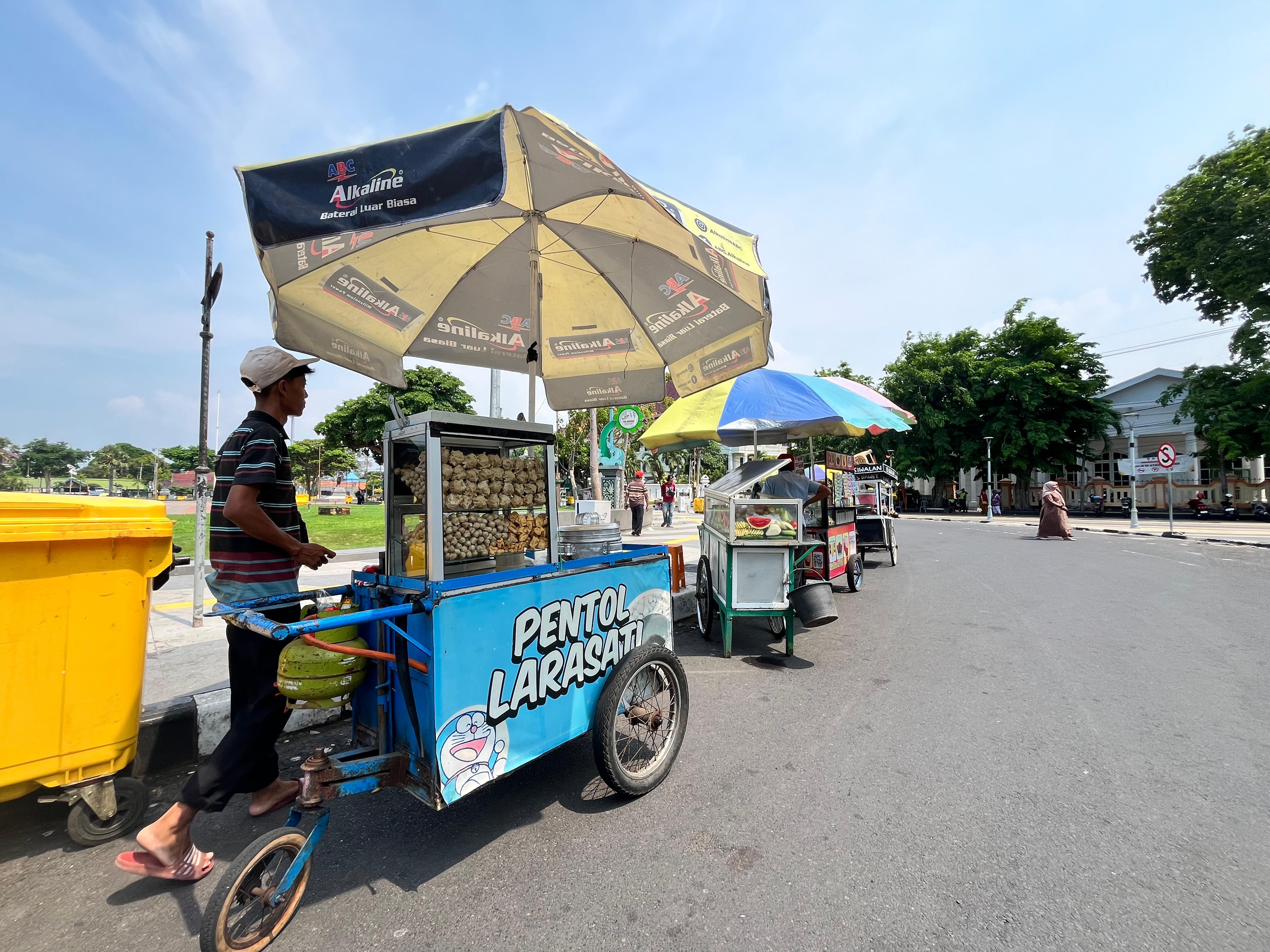 PKL Sunan Bonang mengaku dagangan sepi setelah dipindah ke belakang Kantor Pos Tuban sejak tiga hari lalu.