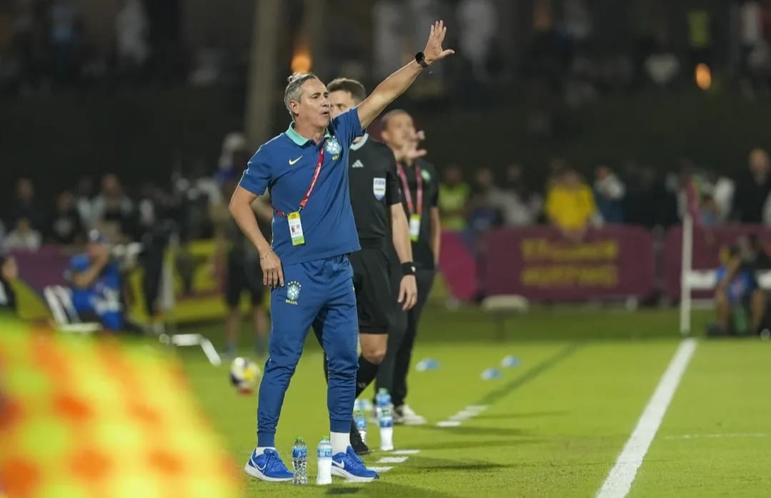 Pelatih Timnas Brazil U-17, Carlos Eduardo Patetuci, saat memimpin timnya berlaga di Piala Dunia U-17 Qatar.
