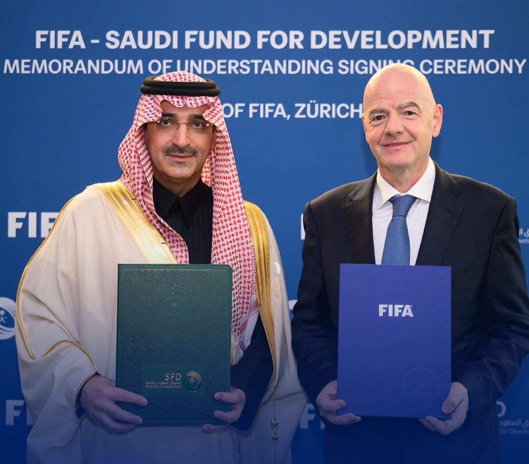 Presiden FIFA, Gianni Infantino, saat menandatangani nota kesepahaman dengan Saudi Fund