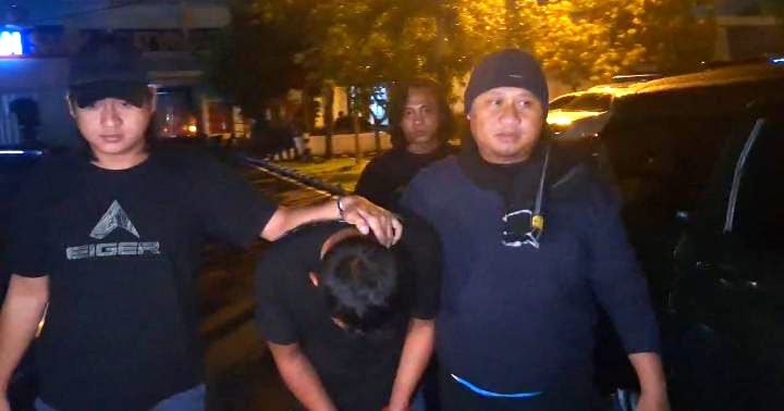 Pelaku penipuan yang menyamar sebagai polisi gadungan dikeler anggota Satreskrim Polres Tuban menuju sel tahanan, Senin malam (24/11).