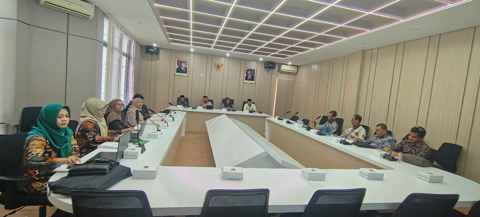 Komisi IV DPRD Tuban bersama mitra kerja dari Dinas Pendidikan Tuban saat rapat di ruang komisi membahas tentang pendidikan.