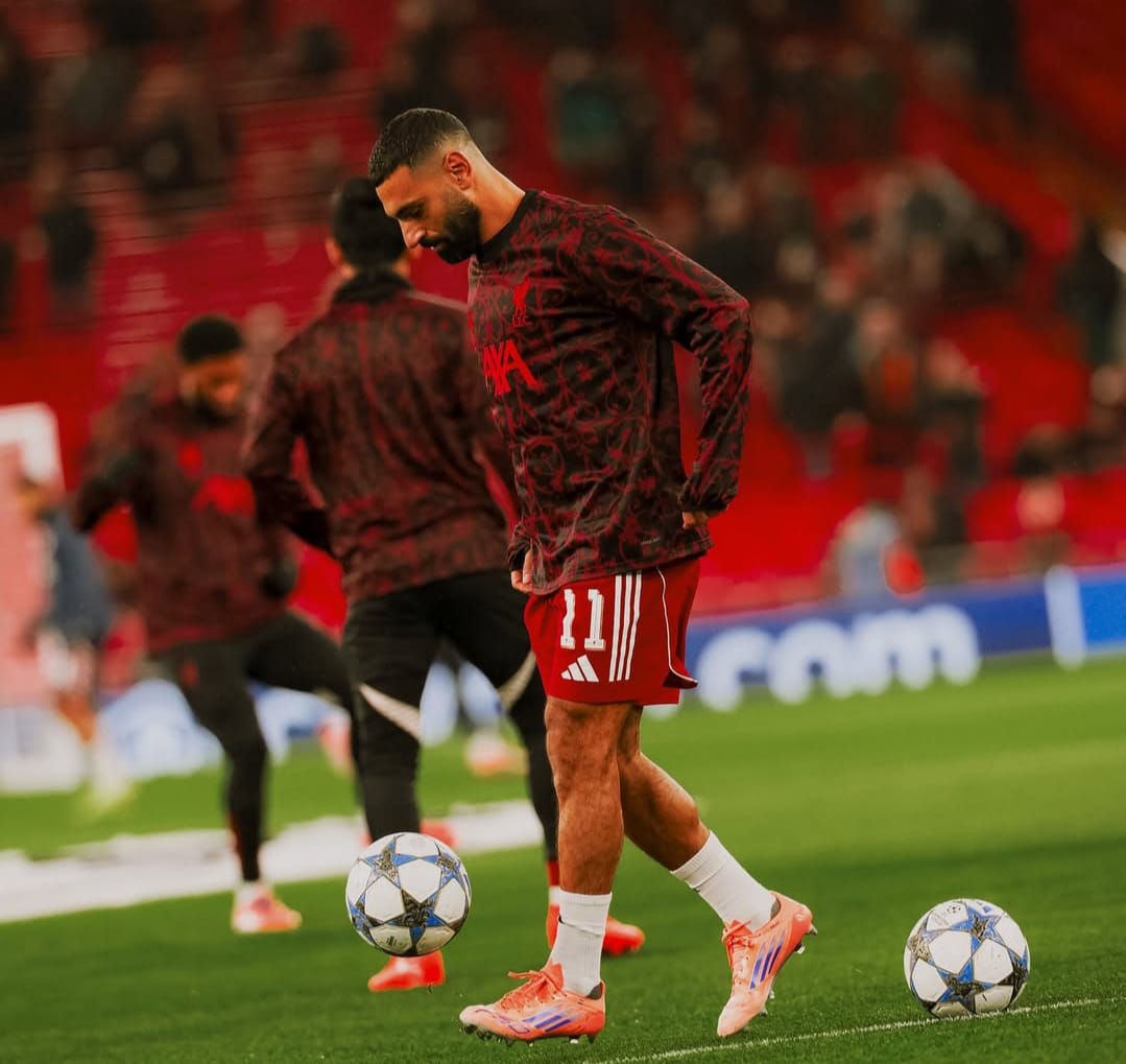 Pemain Liverpool, Mohamed Salah, saat pemanasan sebelum laga melawan PSV Eindhoven di UCL