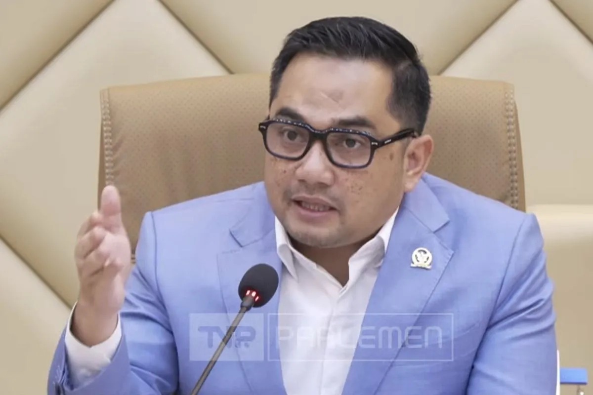 Ketua Komisi II DPR RI Rifqinizamy Karsayuda saat memimpin rapat di kompleks parlemen, Jakarta, Selasa (25/12).