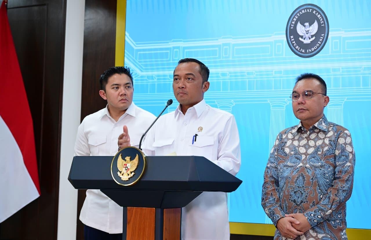 Wakil Ketua DPR RI Sufmi Dasco Ahmad memperlihatkan dokumen hak rehabilitasi dalam perkara ASDP, Selasa (25/11).