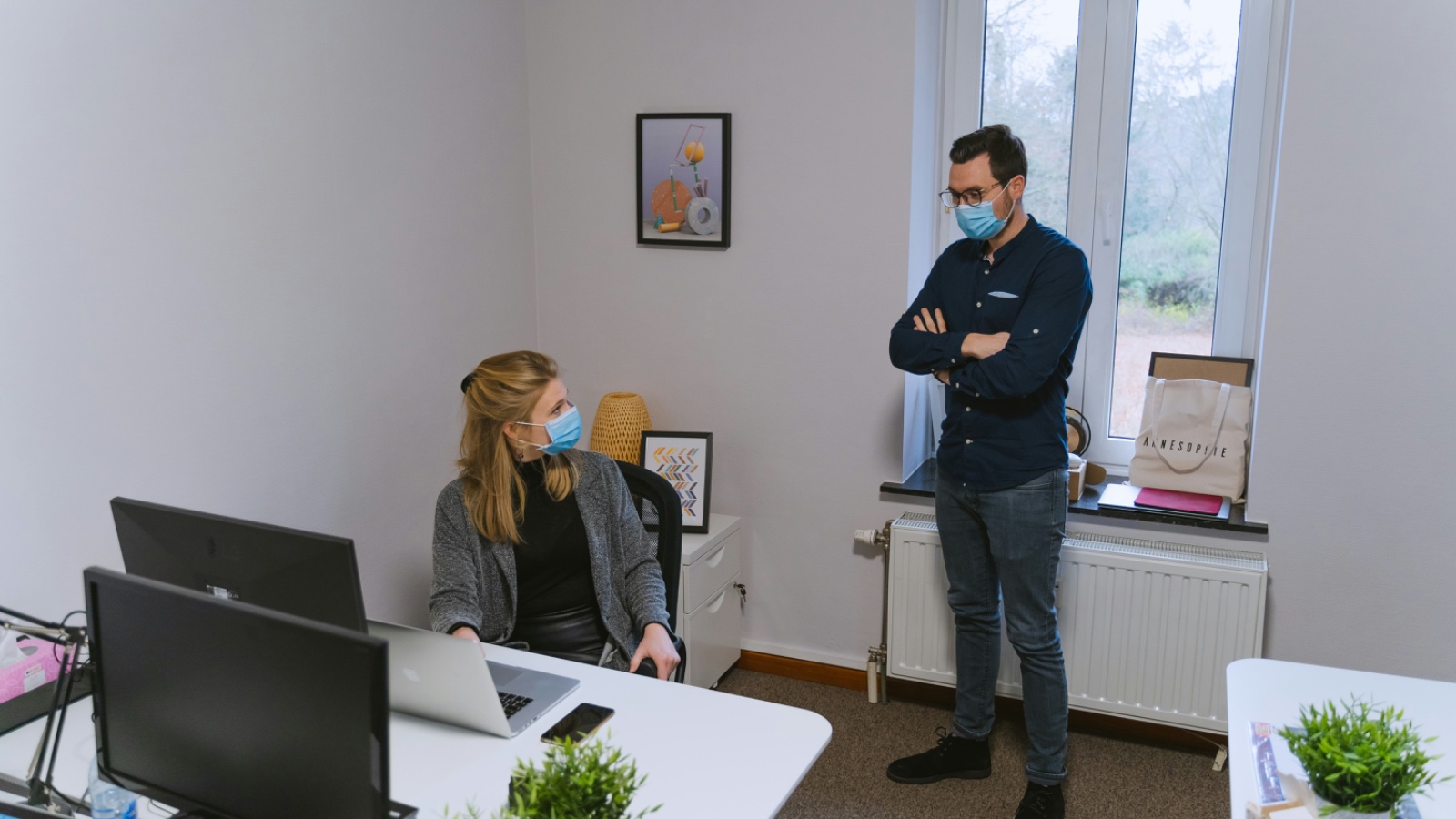 Romansa di Lingkungan Kerja, suka-duka pacaran satu kantor.