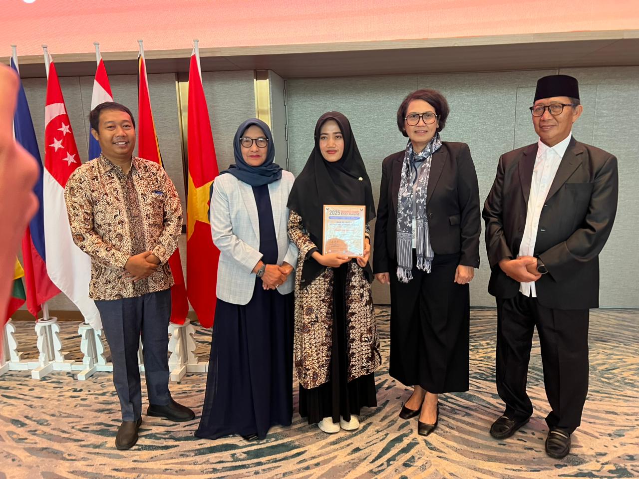 Dari kanan Ketua Dewan Pembina Bahrul Huda KH Fathul Huda; Sekjen Kemendikdasmen Dr. Ir. Suharti, M.A.,Ph.D; Ketua Tim Uswatun Khasanah; Dewan Pembina Hj Qodriyah; dan Asdir Kurikulum Rudis Andika.