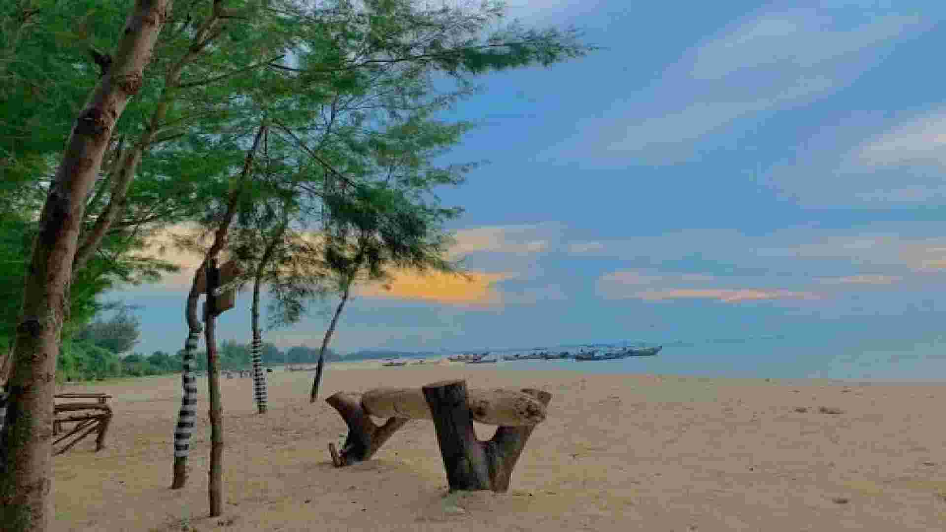 Keindahan Pantai Panduri semakin optimal setelah sentuhan CSR Pertamina FT Tuban yang menata kawasan tanpa menghilangkan kesan alami.
