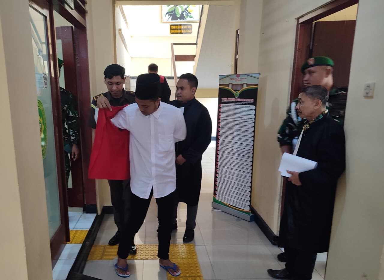 Sulthon Farid Ahmadi, terdakwa kasus pembunuhan gadis Kecamatan Singgahan ketika keluar dari Ruang Sidang Garuda PN Tuban, kemarin (27/11).