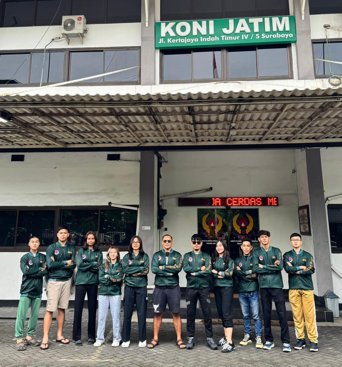 Tim Kick Boxing Surabaya saat pelepasan di KONI Jatim.
