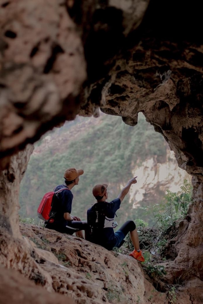 Pemandangan indah dari balik Gua Nganten di lereng perbukitan kapur Dusun Jaten Cilik, DesaKecamatan Rengel.