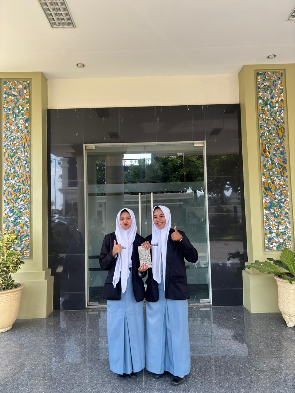 Dua siswi SMA ciptakan Plaspori, paving berpori dari sampah plastik yang menangi Tubernova