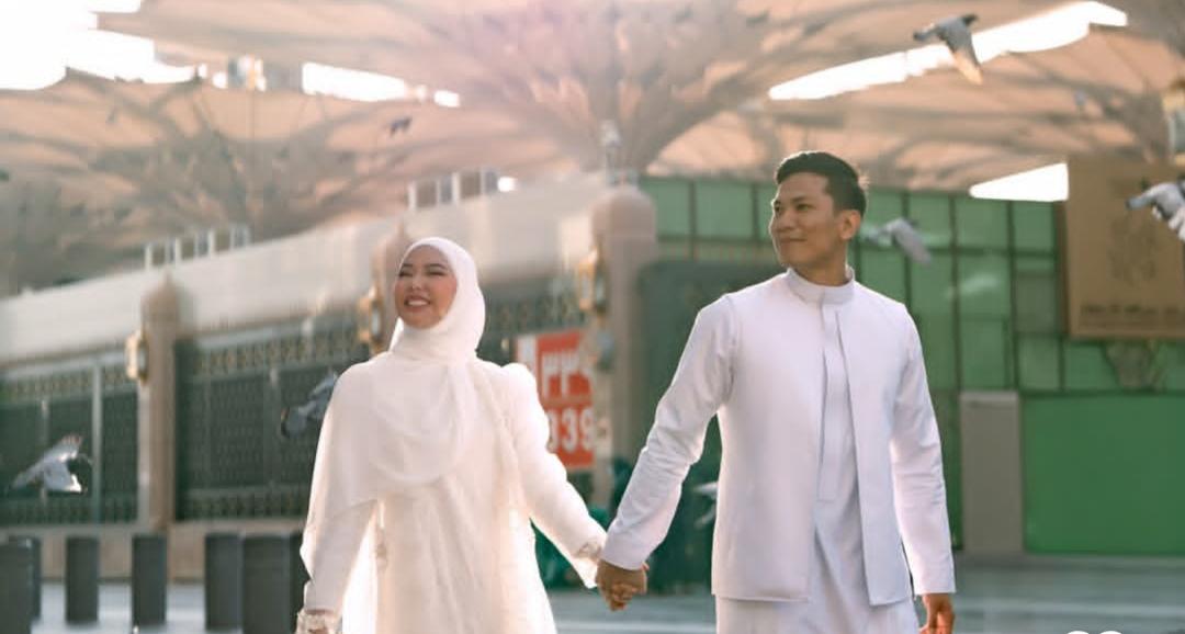 Momen kebersamaan Dara Arafah dan Rehan Mubarak usai menggelar akad nikah di Madinah, Arab Saudi.