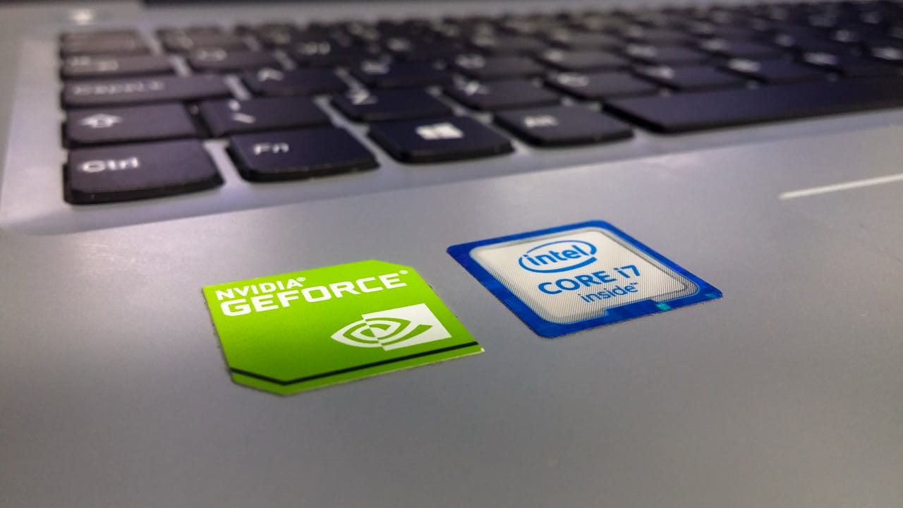 Apple dikabarkan akan kembali jalin kerja sama dengan intel untuk produksi chip baru.