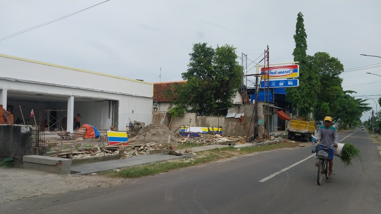 Salah satu minimarket di depan SDN Sugiharjo 1, Kecamatan Tuban.
