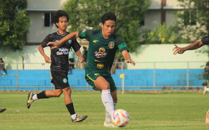 Aksi Wandik, pemain Persatu Tuban (kanan) ketika melewati hadangan pemain Persikaba Blora dalam pertandingan uji coba yang digelar di Stadion Lokajaya Tuban, Jumat (28/11).