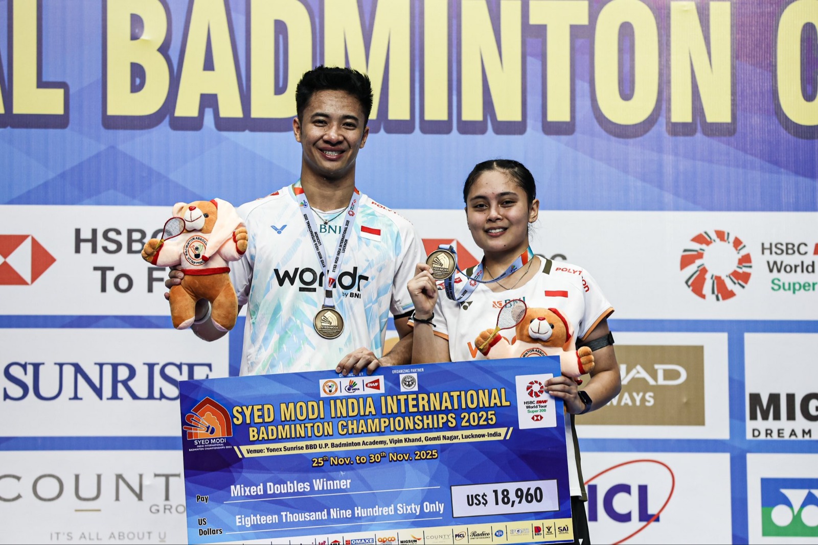 Momen podium DejanBernadine setelah mengalahkan pasangan Thailand dan merebut gelar Super 300 pertama mereka di India.