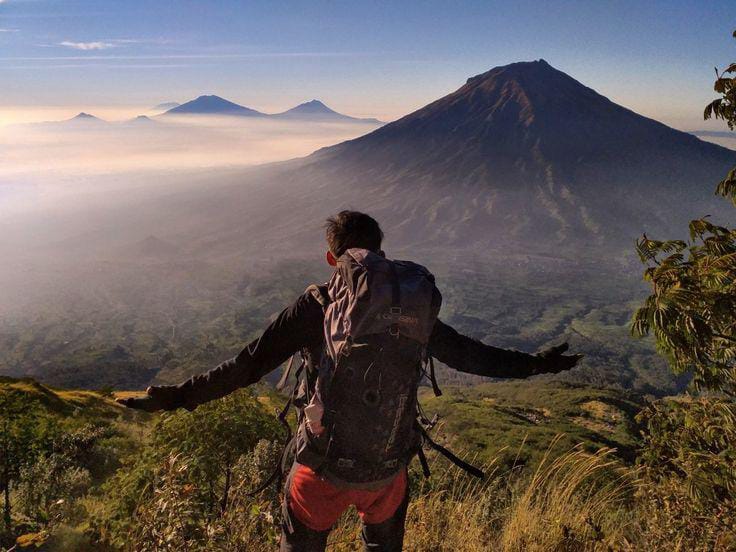 Ilustrasi mendaki gunung.
