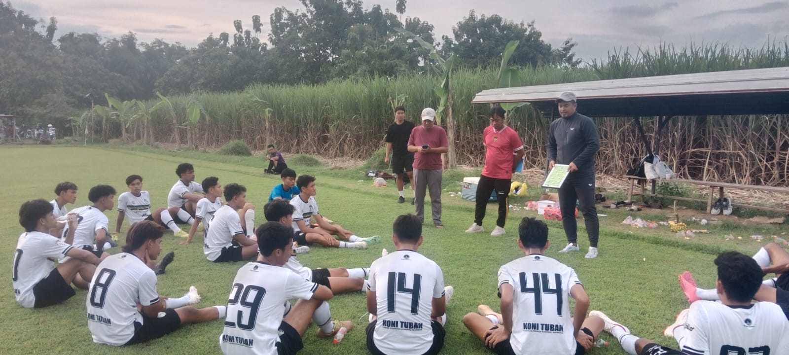 Aksi pemain Bumi Wali FC ketika melakukan pertandingan uji coba menjamu tim lokal asal Kabupaten Tuban.
