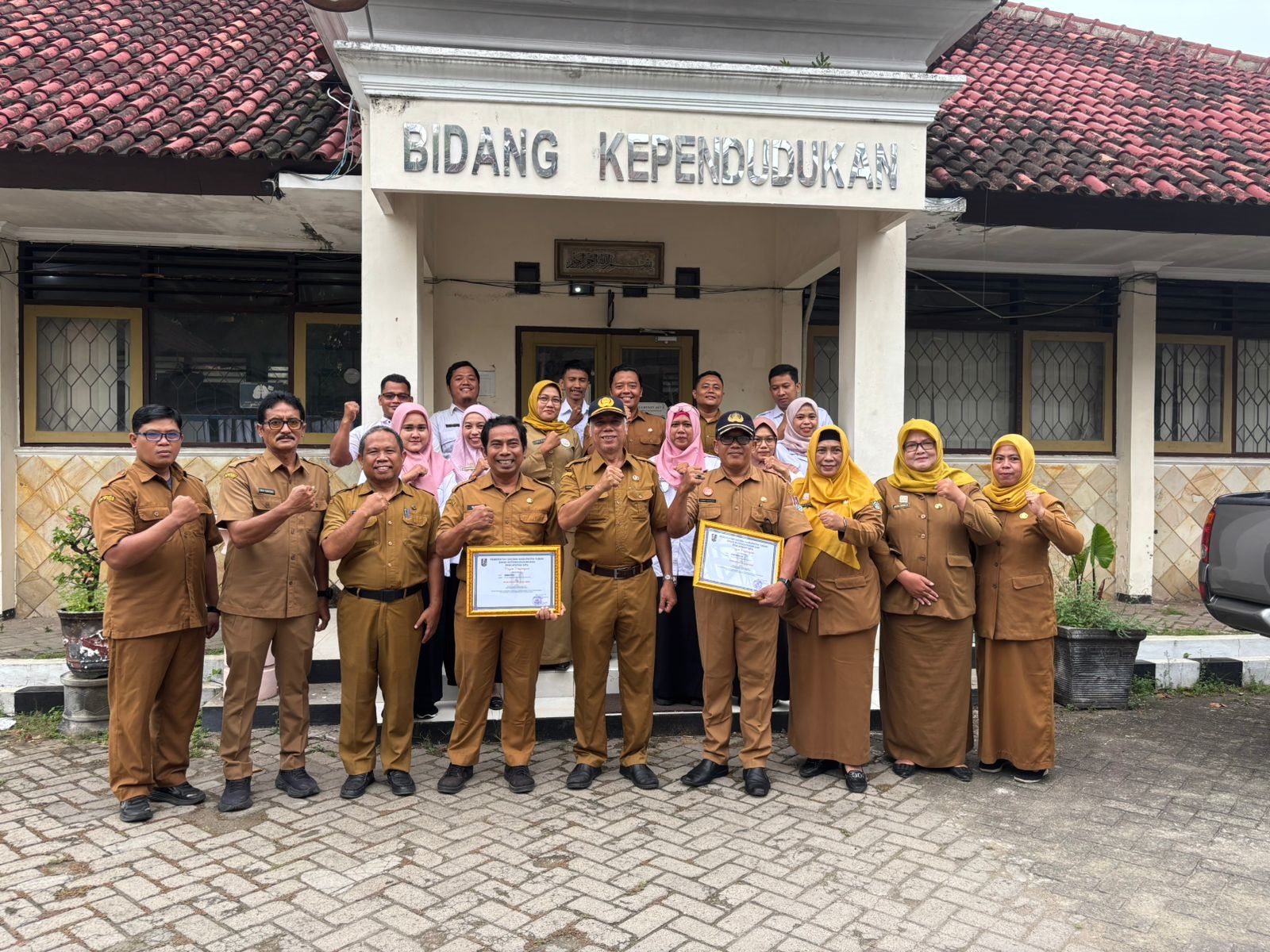 Penyerahan apresiasi terhadap pegawai teladan Disdukcapil atas nama Darmo Subroto, SH (Kerek) dan Akhmad Husin (Merakurak).