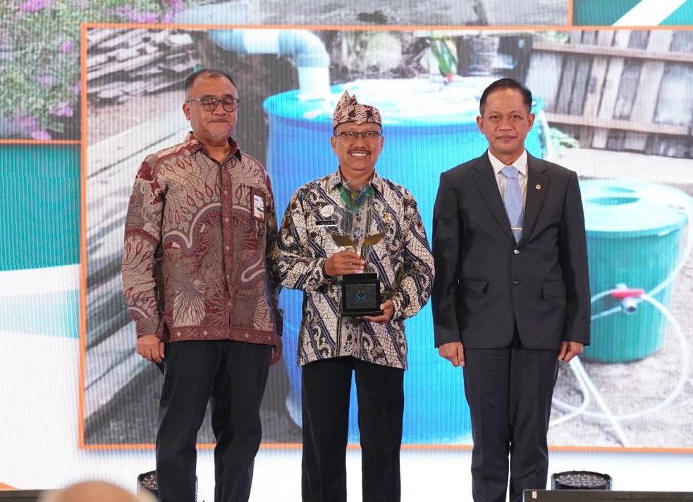 Lurah Kebonsari Arisman (tengah) menerima penghargaan Proklim dari Kementerian Lingkungan Hidup.