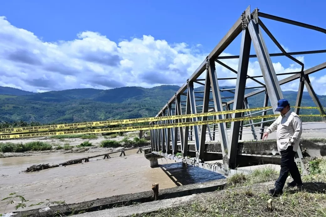 Presiden Prabowo Subianto saat meninjau lokasi Jembatan Pantai Dona yang putus