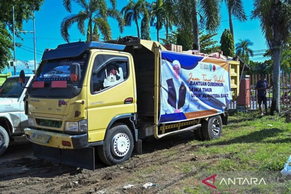 Truk bantuan kemanusiaan dari Pemprov Jawa Timur (Jatim) bersiap mendistribusikan kepada penyintas banjir di Sumatera Barat.