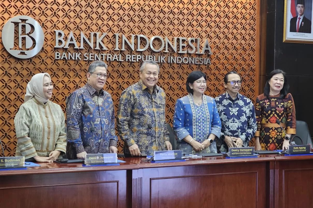 Gubernur Bank Indonesia (BI) Perry Warjiyo (tiga dari kanan) bersama jajaran deputi gubernur BI di Gedung Thamrin, Rabu (19/3).
