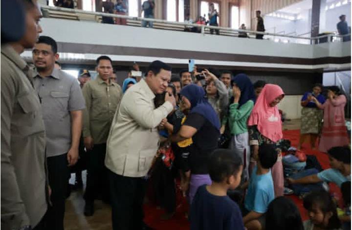Presiden mengecek kondisi warga terdampak banjir dan tanah longsor di Sumatera,