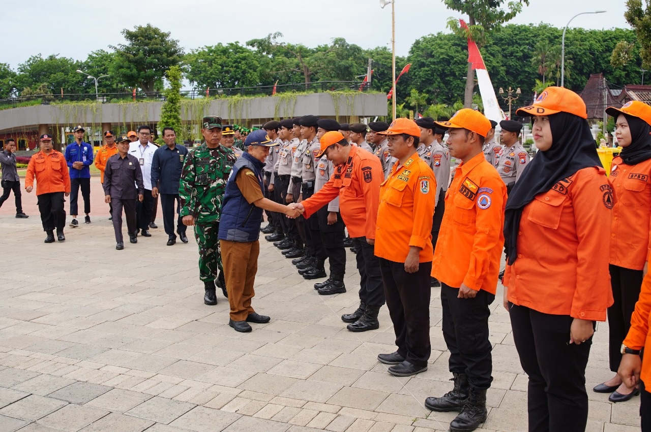 Mewakili Bupati Aditya Halindra Faridzky, Sekda Budi Wiyana melakukan pengecekan pasukan dalam Apel Gelar Pasukan dan Peralatan.