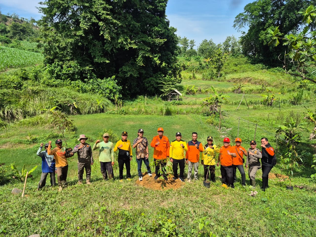 Kepala Pelaksana BPBD Tuban Dr. Sudarmaji, MM. mengajak masyarakat menanam pohon untuk mencegah longsor dan erosi di kawasan dataran tinggi perbukitan Sumber Mata Air Kriwik, Dusun Ko