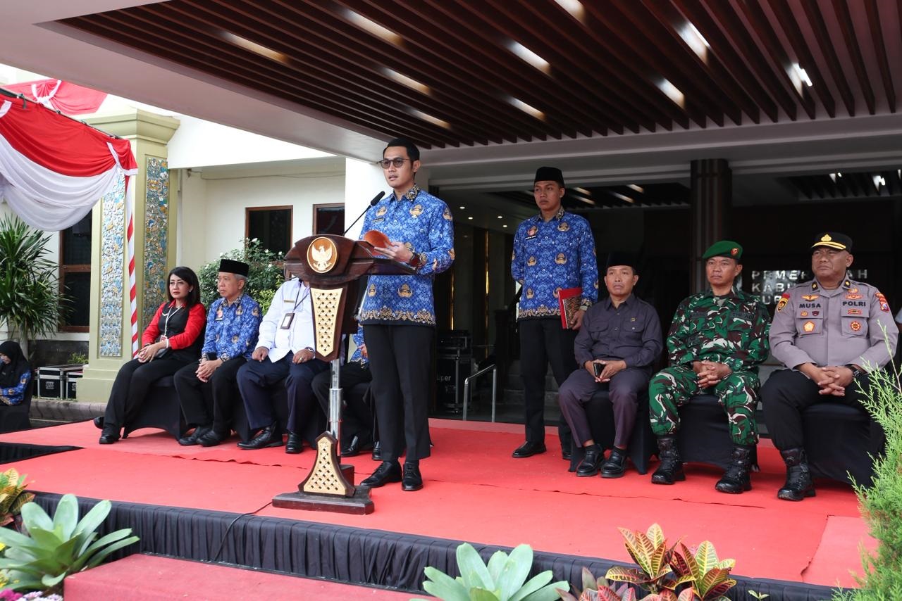 Bupati Aditya Halindra Faridzky menyampaikan amanah saat menjadi pembina upacara peringatan HUT ke-54 KORPRI, HKN ke-61, serta HUT ke-80 PGRI dan Hari Guru Nasional di halaman kantor Pemkab Tuban.