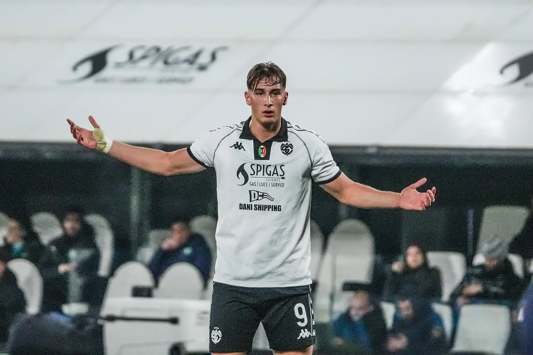 Esposito meraih penghargaan bergengsi Golden Boy.