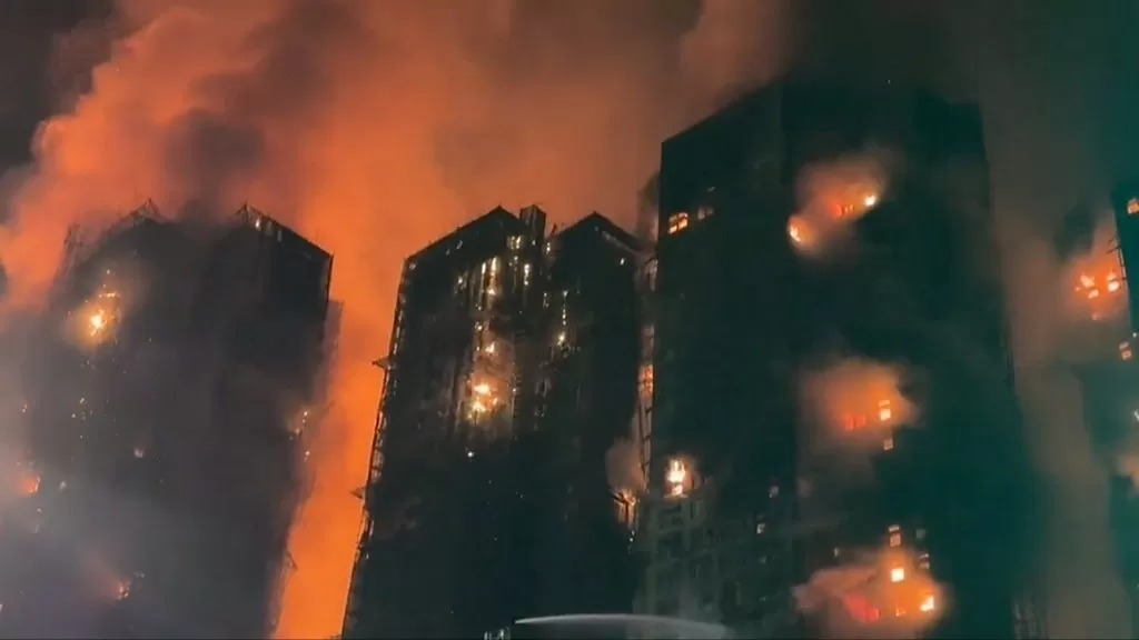 Kebakaran hebat Landa kawasan apartment padat penduduk di Hongkong.