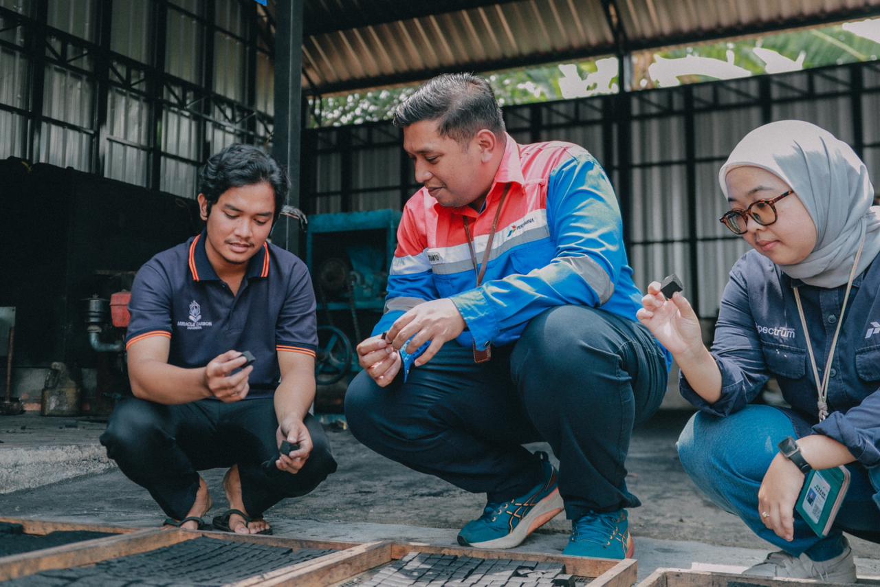 Pendampingan CSR Pertamina mendorong industri briket limbah kulit siwalan MCI tumbuh pesat, bahkan bersiap ekspor mandiri dalam lima tahun.