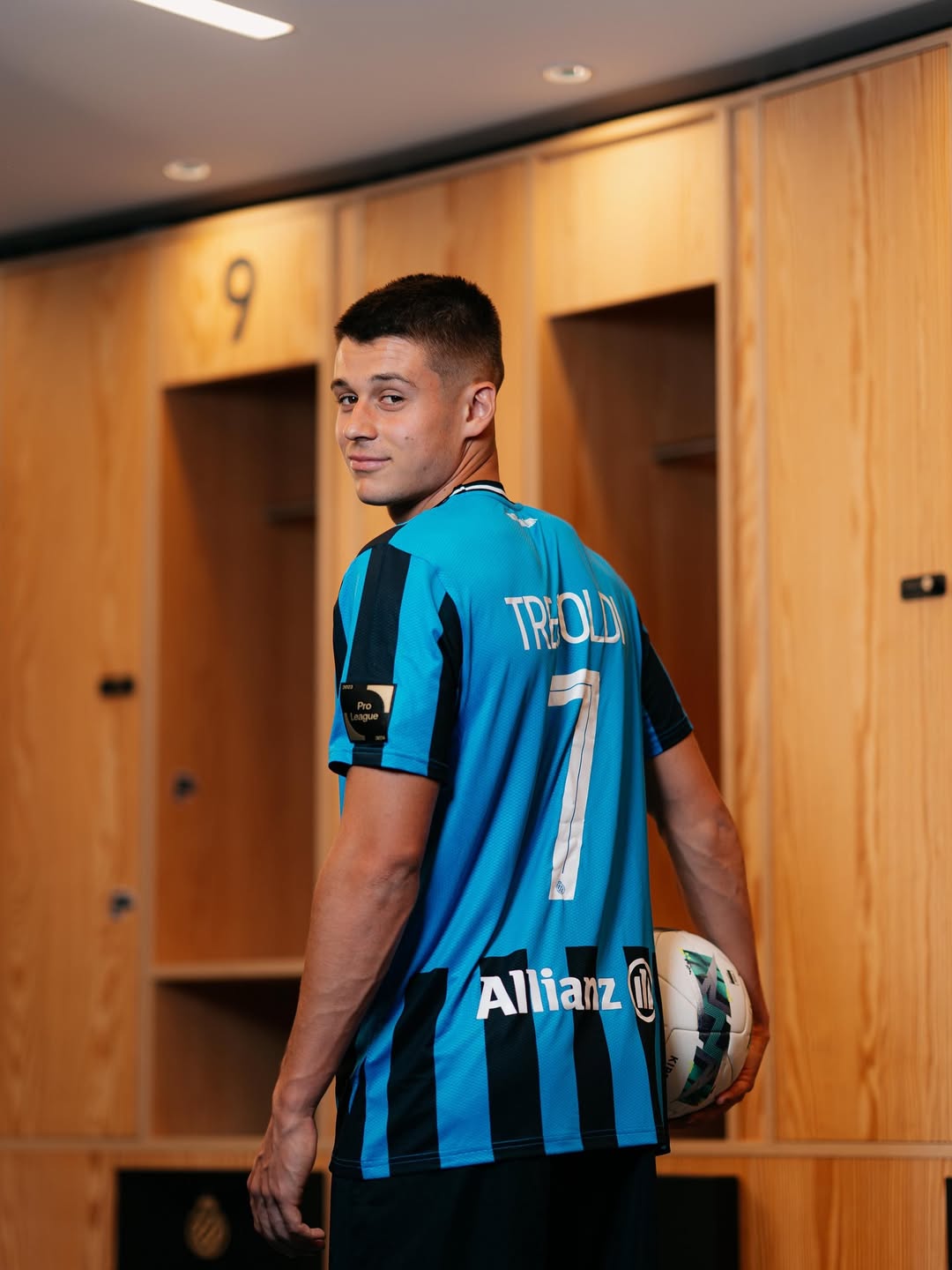 Nicol&ograve; Tresoldi memilih meredam rumor menuju AC Milan dengan menegaskan fokusnya tetap pada klub yang ia bela