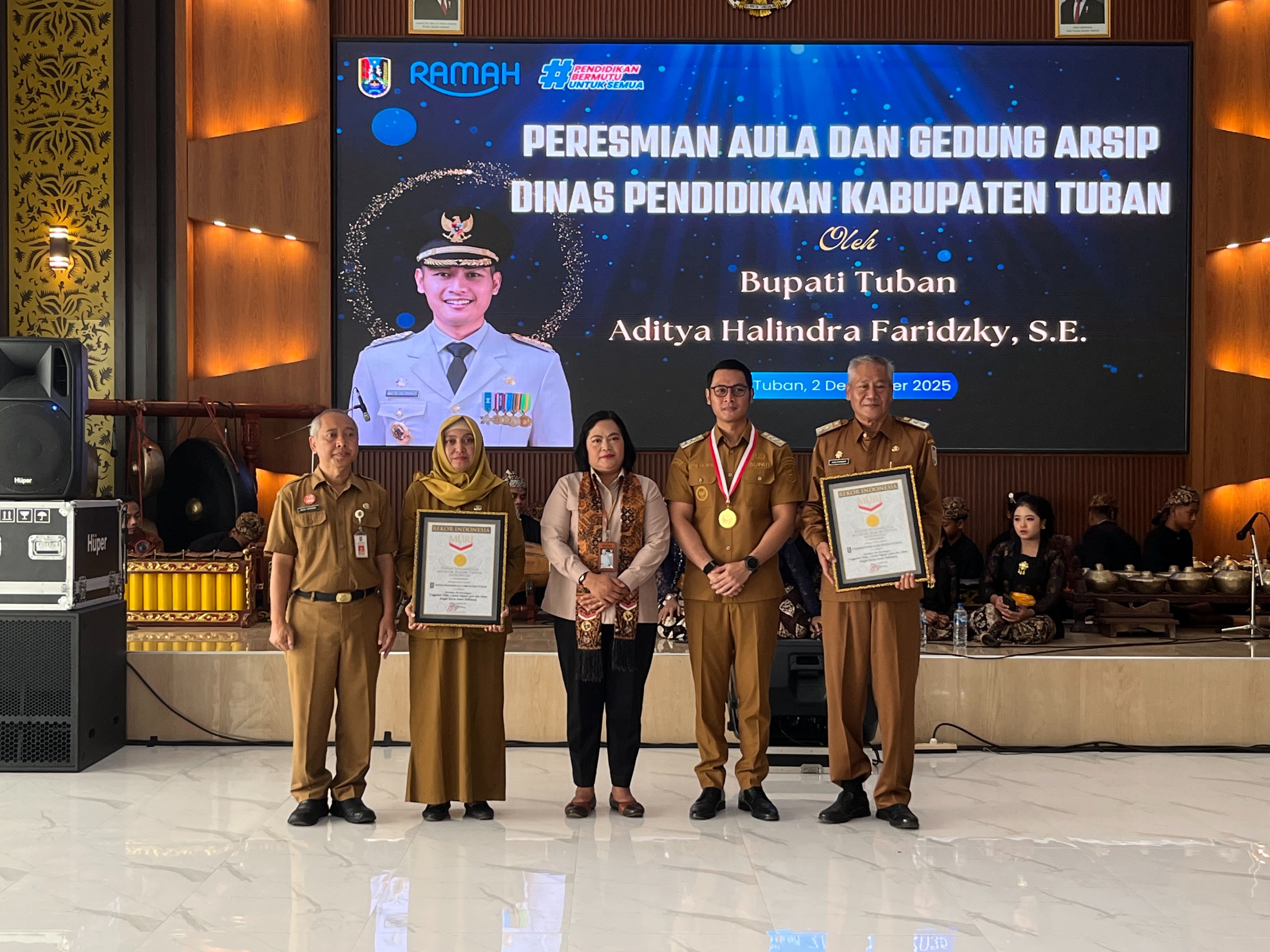 Sekda Budi Wiyana, Plt Kepala Disdik Fien Roekmini Koesnawangsih, perwakilan MURI Sri Widayati, Bupati Tuban Aditya Halindra Faridzki, dan Wabup Joko Sarwono memegang piagam dan medali Rekor MURI