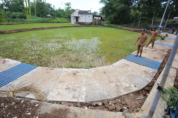 Lima proyek strategis Pemkab Tuban telah selesai dikerjakan, menunjukkan komitmen meningkatkan infrastruktur dan kesejahteraan masyarakat.