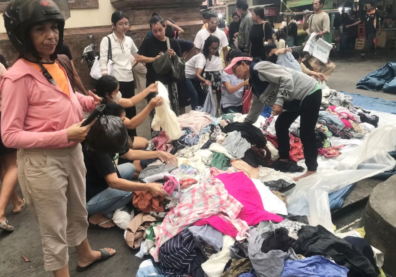Ilustrasi kegiatan jual beli pakaian bekas yang ada di Indonesia