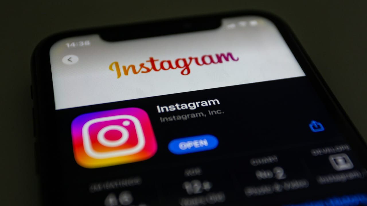Instagram mulai uji pembatasan tagar postingan untuk pengguna.