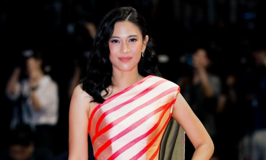 Kembali bintangi film Laut Bercerita versi cerita panjang, Dian Sastrowardoyo tuai kritikan.