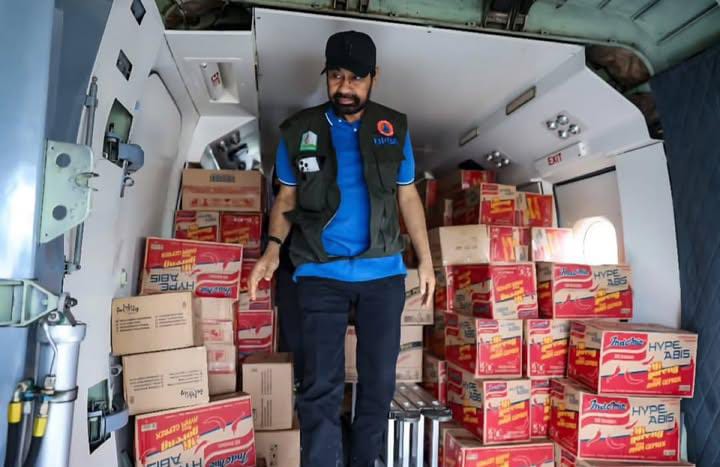 Muzakir Manaf mengantarkan bantuan melalui jalur udara di kab. Yang terisolasi akibat bencana banjir dan longsor.