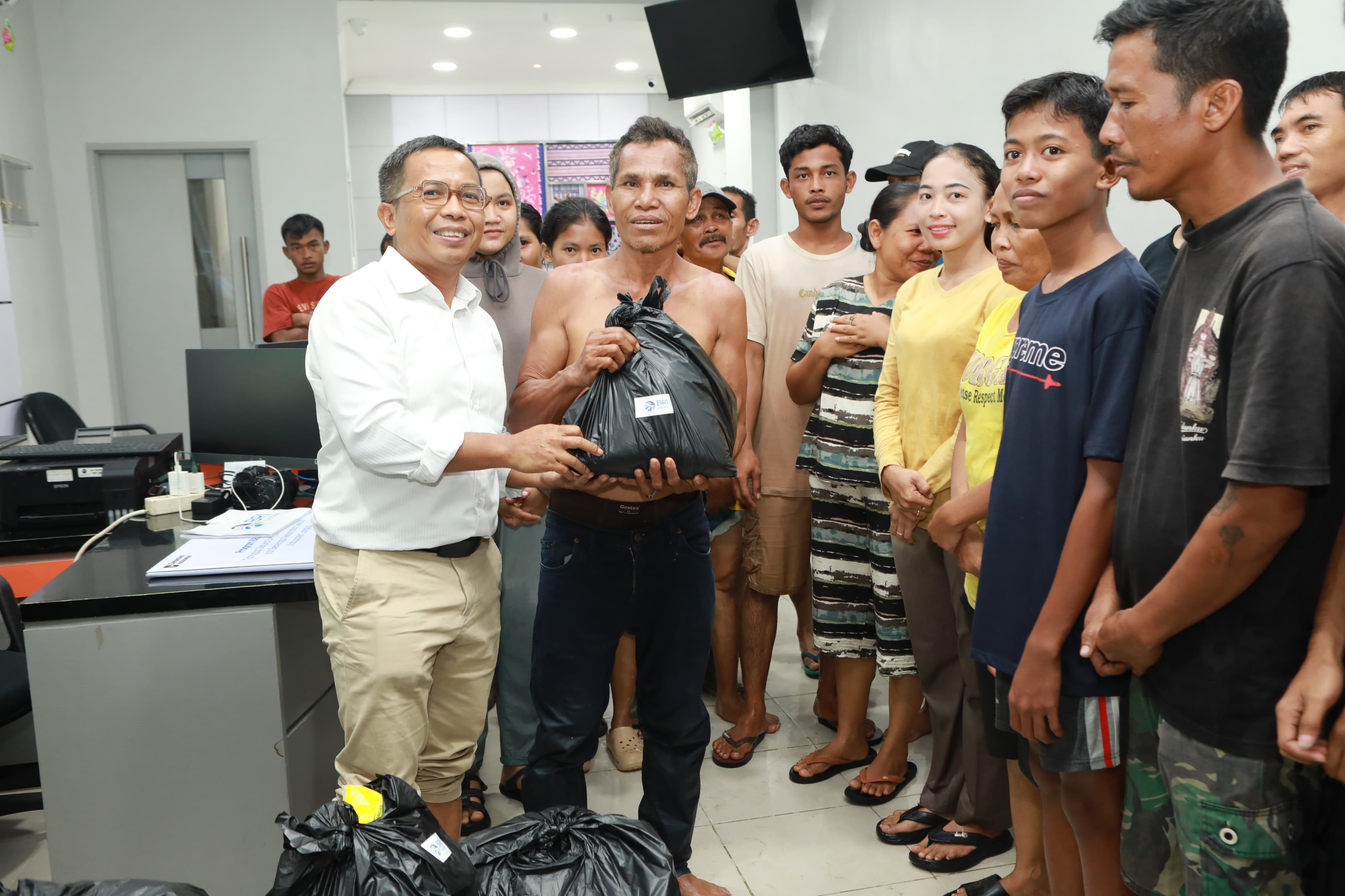 BRI Peduli menyalurkan ribuan paket sembako,hingga  perlengkapan bayi, dan alat evakuasi bagi warga yang terdampak banjir