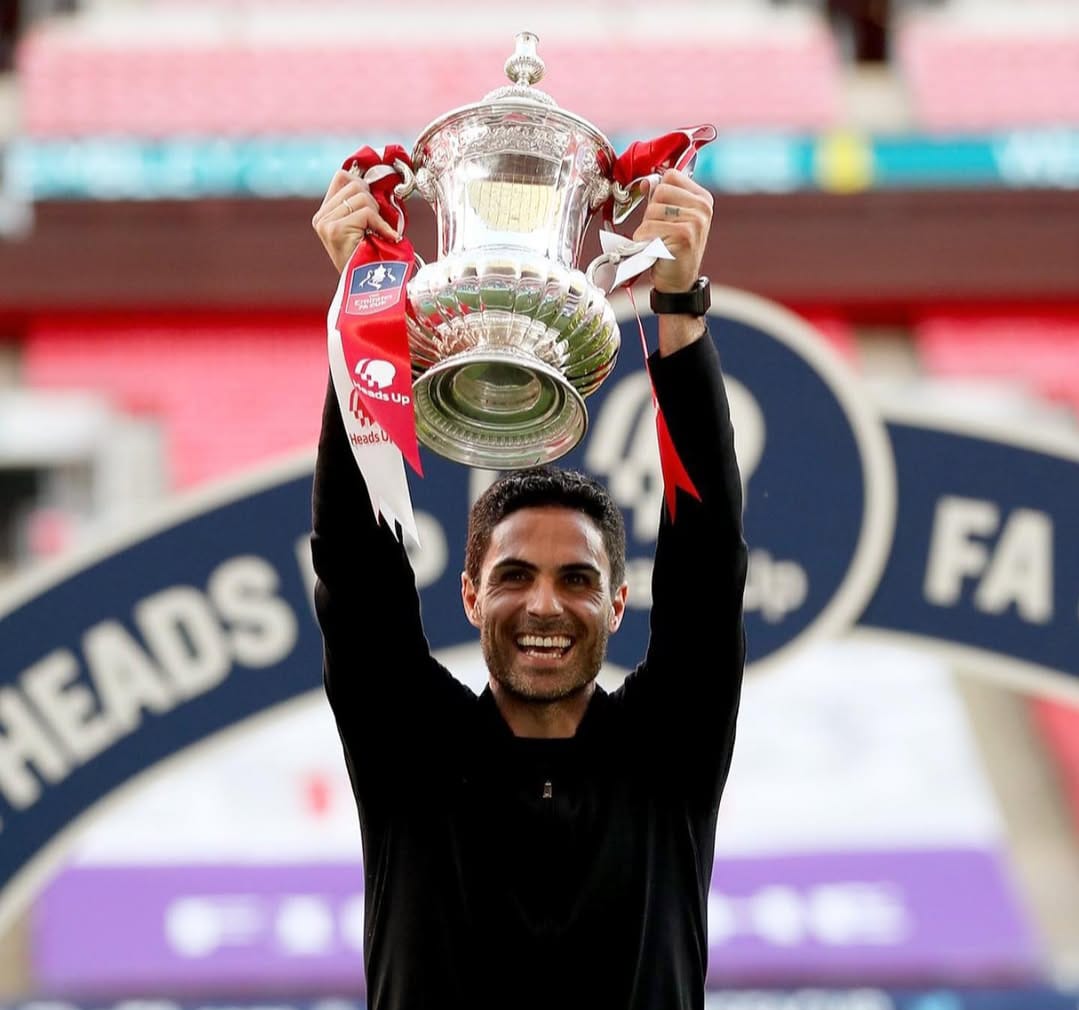 Mikel Arteta, saat mengangkat trofi piala FA bersama Arsenal.