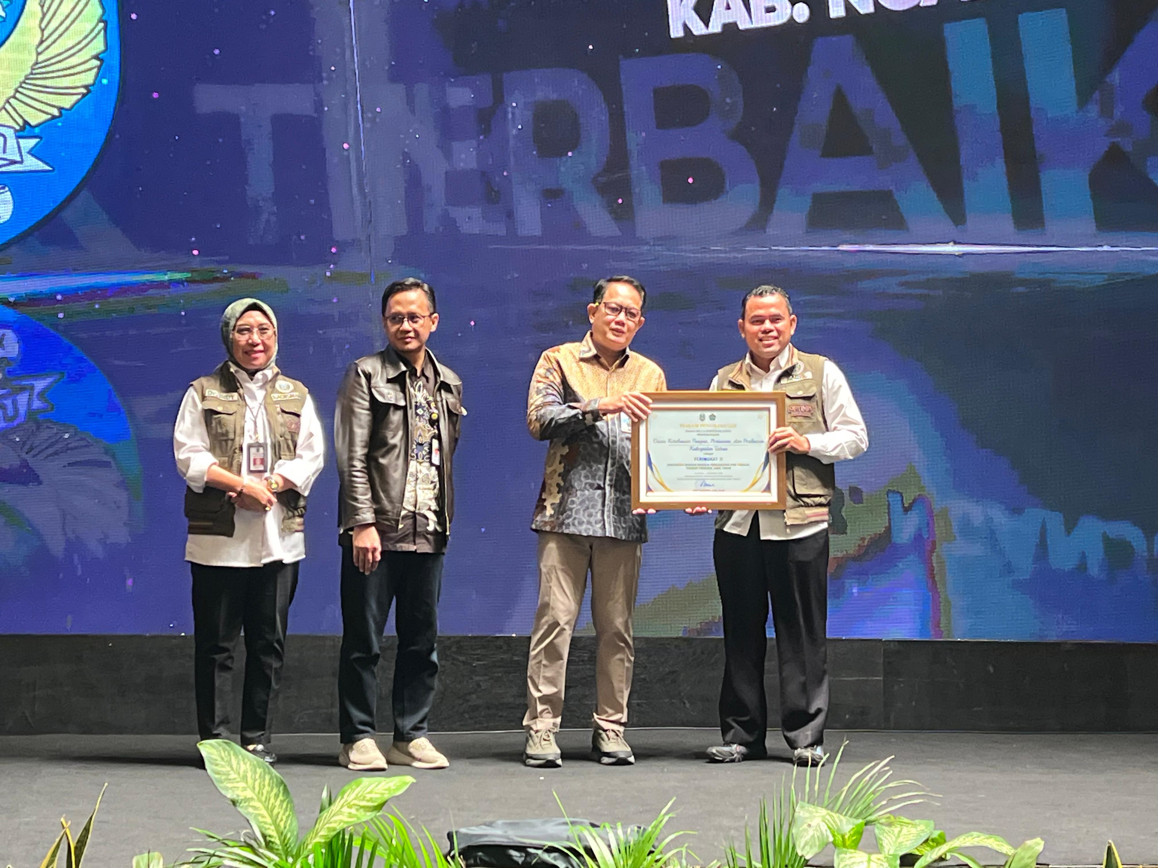 Kepala DKP2P Tuban Eko Julianto, S.STP., MM, menerima penghargaan dari Sekda Provinsi Jawa Timur&nbsp; Adhy Karyono, A.KS., M.AP., Selasa (2/12)