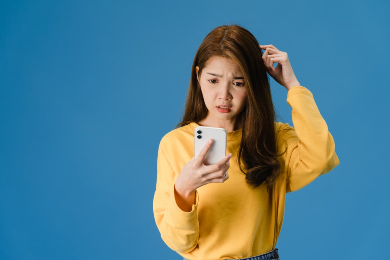 Ilustrasi orang mendapatkan banyak telepon dari nomor-nomor yang berbeda
